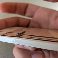 "Rechteckiger Keramik-Kühlschrankmagnet (7x5 cm) im Vintage-Stil. Abgebildet ist eine Frau im weißen Badeanzug, die mit einem gelben Schirm von einem dunklen Sprungturm springt. Der Hintergrund ist zweigeteilt in Altrosa und Cremeweiß mit spürbarem 3D-Relief."