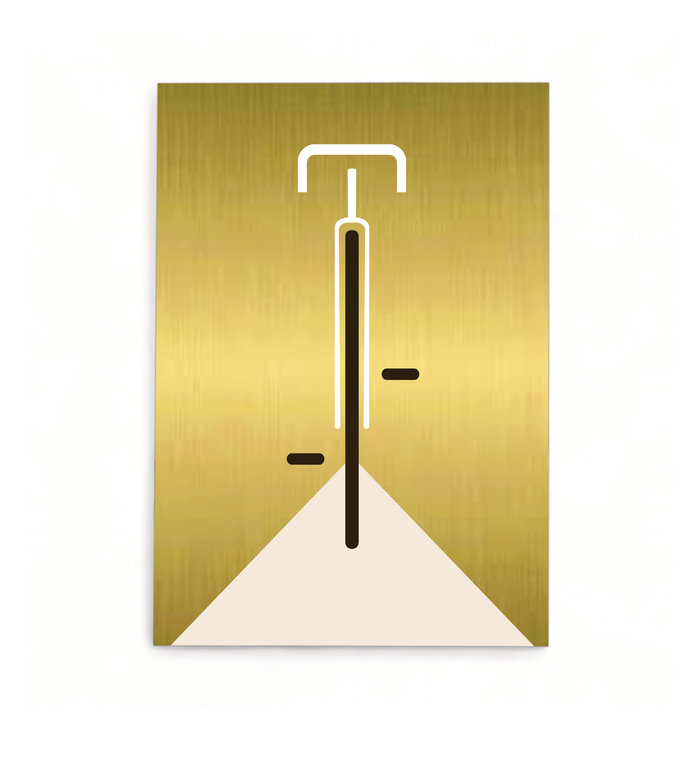 Minimalistische Bauhaus-Illustration eines Fahrrads in der Vorderansicht auf einer gebürsteten, gold-glänzenden Aluminiumplatte (Alu-Dibond). Das Design zeigt klare weiße und schwarze Linien vor einem edlen Metallhintergrund. Das Bild lehnt modern an einer weißen Wand zwischen zwei Zimmerpflanzen.