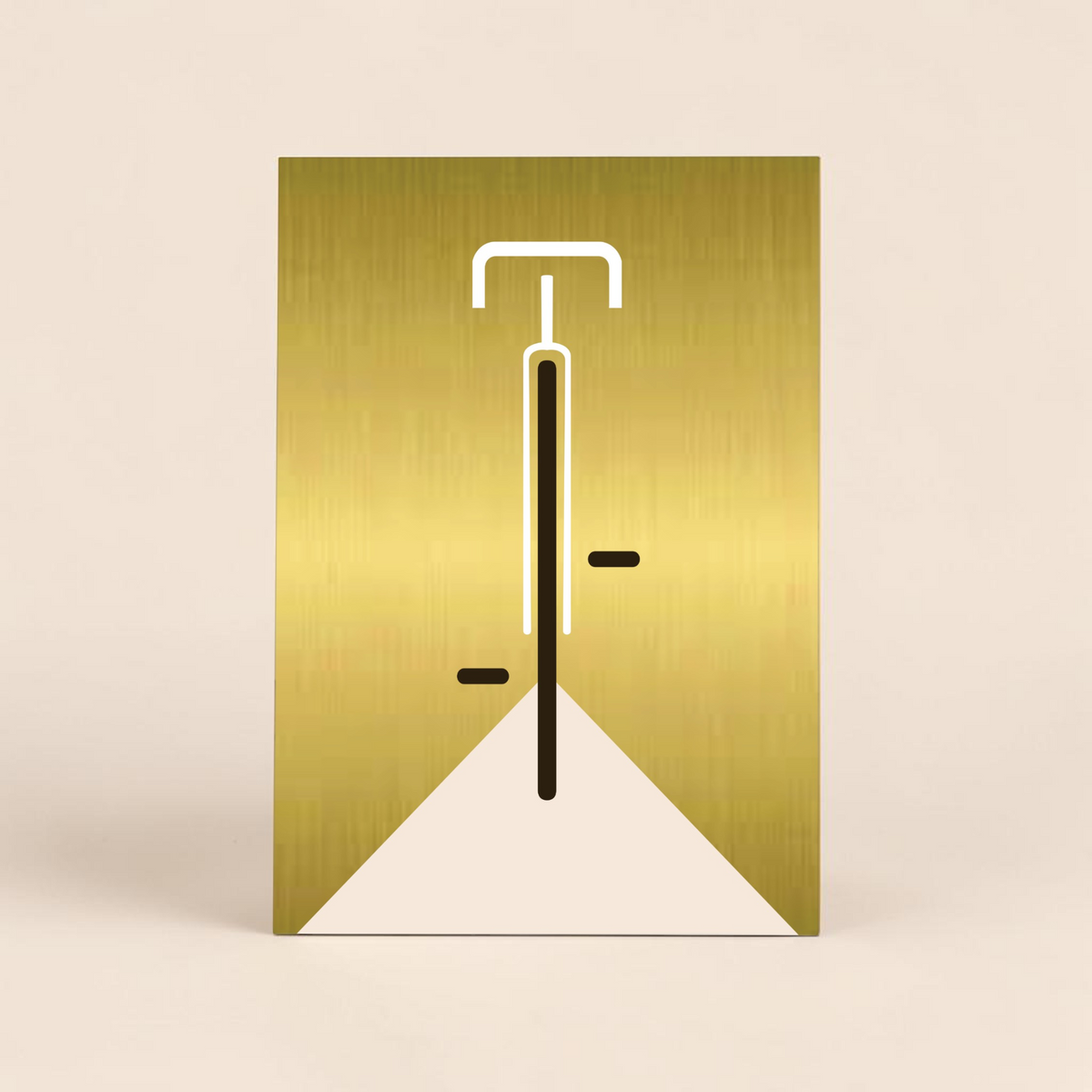 Minimalistische Bauhaus-Illustration eines Fahrrads in der Vorderansicht auf einer gebürsteten, gold-glänzenden Aluminiumplatte (Alu-Dibond). Das Design zeigt klare weiße und schwarze Linien vor einem edlen Metallhintergrund. Das Bild lehnt modern an einer weißen Wand zwischen zwei Zimmerpflanzen.