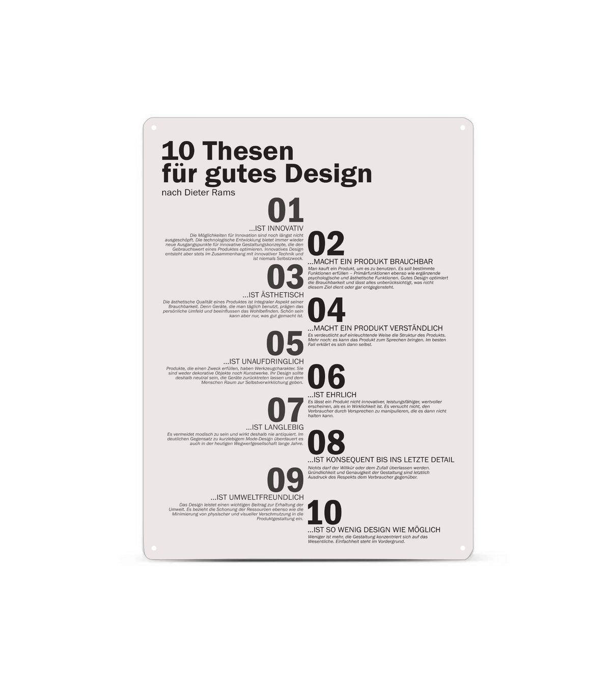 Ein hochkant ausgerichtetes, minimalistisches Metallschild im A3-Format mit den 10 Thesen für gutes Design nach Dieter Rams in deutscher Sprache. Die Typografie ist in klarem, schwarzen serifenlosen Text auf matt-weißem Hintergrund gedruckt. In den vier Ecken befinden sich dezente Vorbohrungen zur Montage.