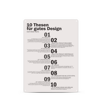 Ein hochkant ausgerichtetes, minimalistisches Metallschild im A3-Format mit den 10 Thesen für gutes Design nach Dieter Rams in deutscher Sprache. Die Typografie ist in klarem, schwarzen serifenlosen Text auf matt-weißem Hintergrund gedruckt. In den vier Ecken befinden sich dezente Vorbohrungen zur Montage.