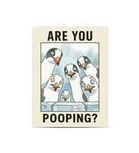 in rechteckiges, weißes Metallschild mit der Aufschrift „ARE YOU POOPING?“ oben und unten. In der Mitte blicken sechs neugierige, comicartig gezeichnete Möwen mit großen Augen über eine blaue Mauer direkt nach vorne. Das Schild steht aufrecht vor einem neutralen, hellen Hintergrund.