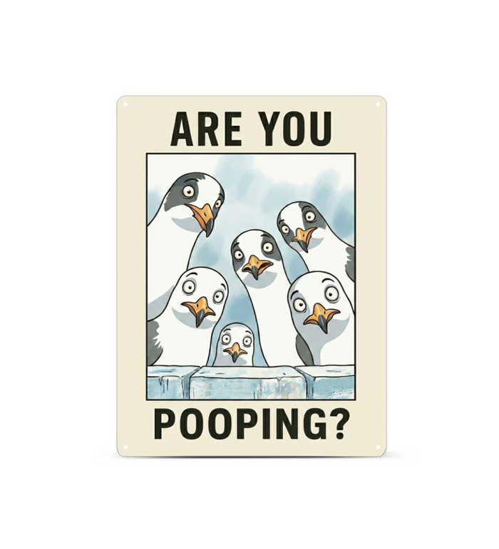 in rechteckiges, weißes Metallschild mit der Aufschrift „ARE YOU POOPING?“ oben und unten. In der Mitte blicken sechs neugierige, comicartig gezeichnete Möwen mit großen Augen über eine blaue Mauer direkt nach vorne. Das Schild steht aufrecht vor einem neutralen, hellen Hintergrund.
