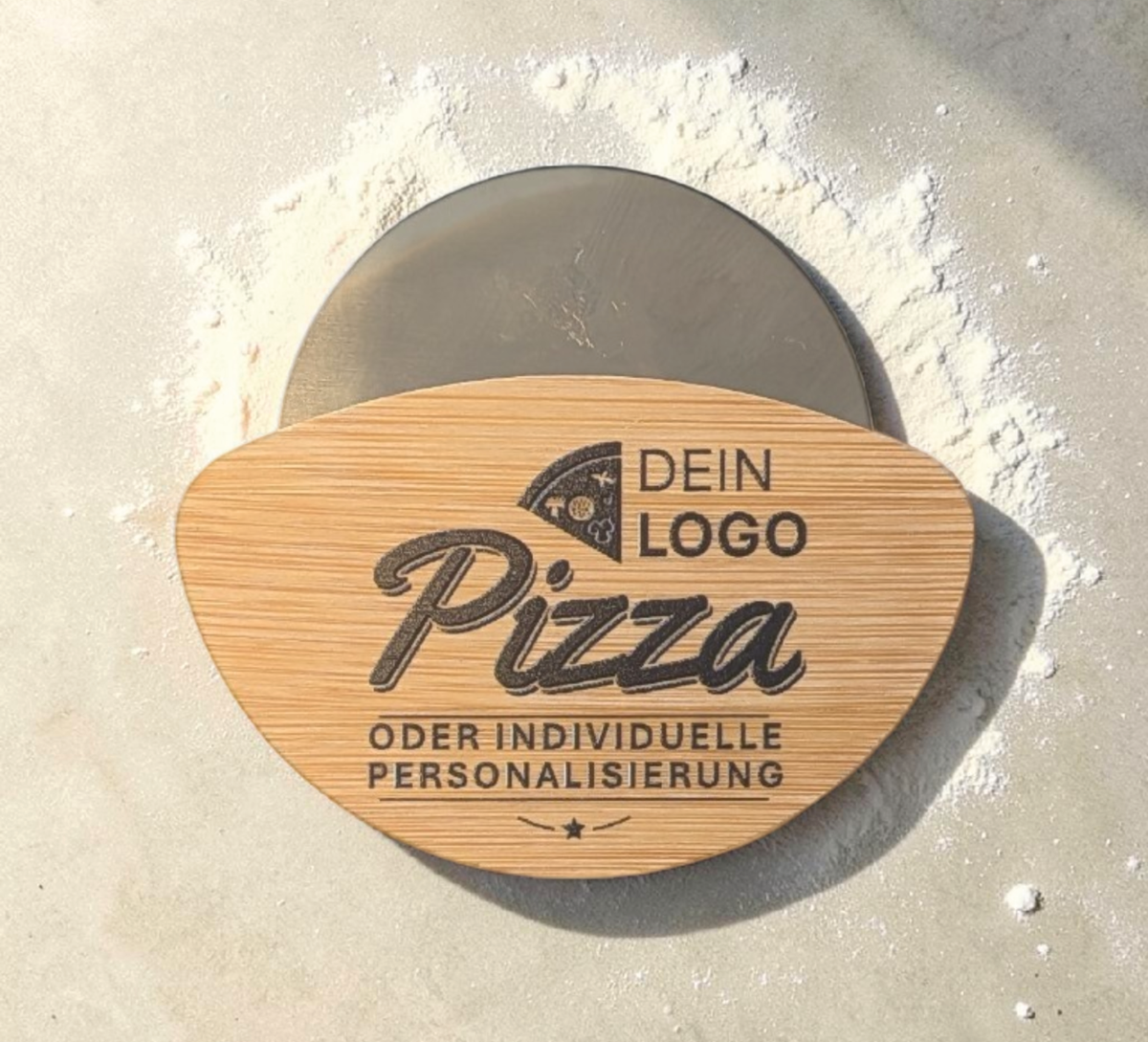 Runder Pizzaschneider mit Bambusgriff, der mittels schwarzem UV-Druck mit dem Schriftzug „Pizza“ und „Dein Logo oder individuelle Personalisierung“ bedruckt ist. Die Edelstahlklinge ist im oberen Bereich des Griffs sichtbar.