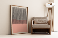 Das Poster zeigt eine abstrakte, geometrische Darstellung in Rosa und Schwarz mit beigem Hintergrund.