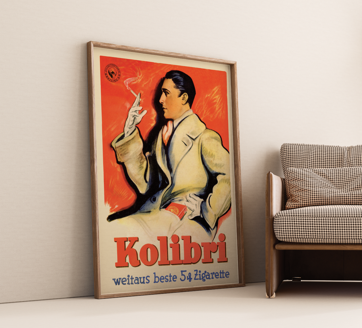 Das Poster zeigt eine Vintage-Werbung von 1930 für Kolibri-Zigaretten aus Dresden. Ein eleganter Mann raucht eine Zigarette vor rotem Hintergrund. Große orangefarbene Aufschrift „Kolibri“.