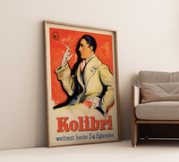 Das Poster zeigt eine Vintage-Werbung von 1930 für Kolibri-Zigaretten aus Dresden. Ein eleganter Mann raucht eine Zigarette vor rotem Hintergrund. Große orangefarbene Aufschrift „Kolibri“.