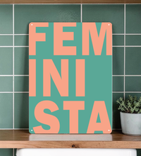Feminismus Metallschild mit FEMINISTA-Schriftzug – modernes Statement-Design auf 3mm dickem Metall.