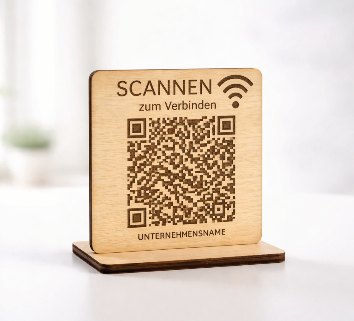 WLAN-Aufsteller aus Holz (7×7 cm) inkl. Kartenhalter. Wähle QR-Code oder Klartextgravur. Bitte sende Netzwerknamen & Passwort zur Personalisierung. Ideal für Gäste, Café, Büro oder Airbnb.