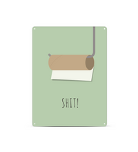 Das witzige Badezimmer-Bild aus Metall zeigt dir eine minimalistische Darstellung einer leeren Toilettenpapierrolle mit Halterung und dem Wort Shit.