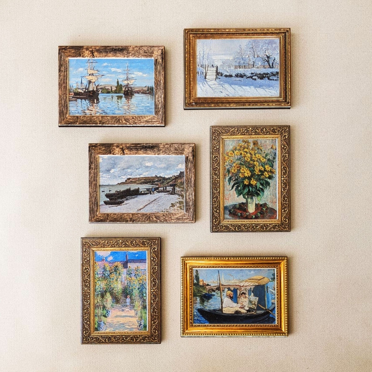 Rechteckiger Holz-Kühlschrankmagnet (8x6 cm) aus Birkensperrholz mit einem gedruckten Gemälde von Claude Monet. Das Bild wird von einem spürbaren 1,6 mm 3D-Relief-Galerierahmen in Gold oder rustikalem Holz umschlossen.