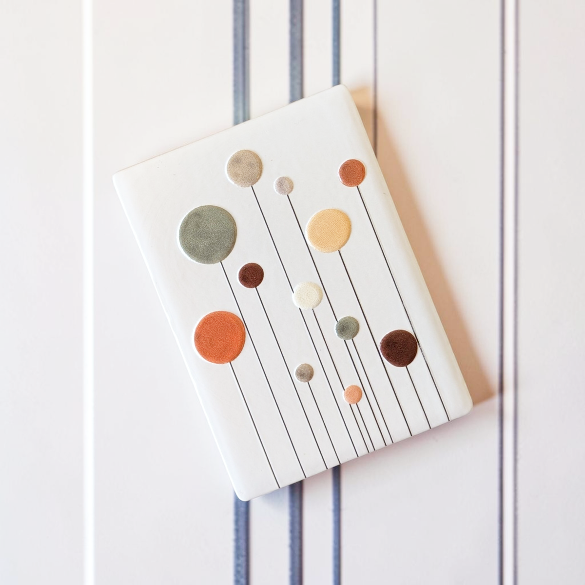 Rechteckiger, weißer Kühlschrankmagnet aus Keramik mit kunstvollen, abstrakt gezeichneten Blumen in bunten Farben wie Rosa, Orange und Blau im modernen Boho-Stil.