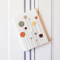 Rechteckiger, weißer Kühlschrankmagnet aus Keramik mit kunstvollen, abstrakt gezeichneten Blumen in bunten Farben wie Rosa, Orange und Blau im modernen Boho-Stil.