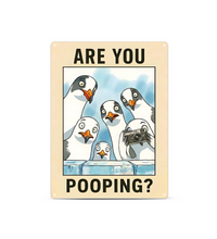 in rechteckiges, weißes Metallschild mit der Aufschrift „ARE YOU POOPING?“ oben und unten. In der Mitte blicken sechs neugierige, comicartig gezeichnete Möwen mit großen Augen über eine blaue Mauer direkt nach vorne. Das Schild steht aufrecht vor einem neutralen, hellen Hintergrund.