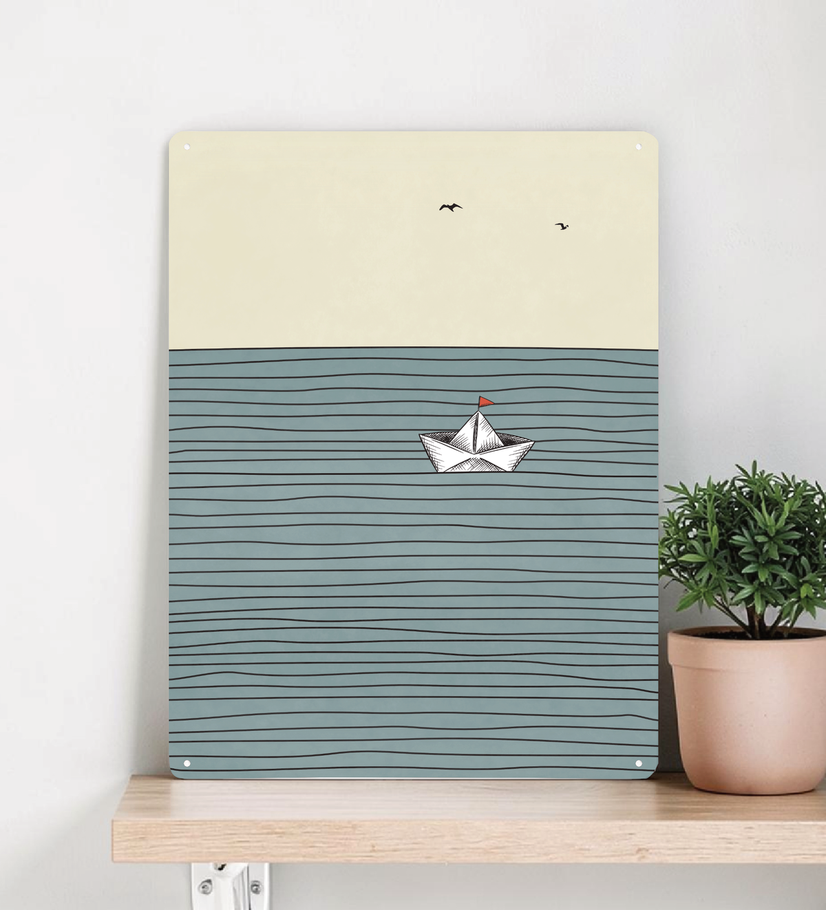 Minimalistische Illustration eines weißen Origami-Boots auf blauem, wellenförmigem Hintergrund. Erhältlich als Papierposter oder rechteckiges Metallschild mit abgerundeten Ecken.