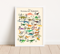 ABC Poster mit 24 niedlichen Dinosauriern in Beige, optional mit Name personalisierbar. Perfekt zur Einschulung! 🦕