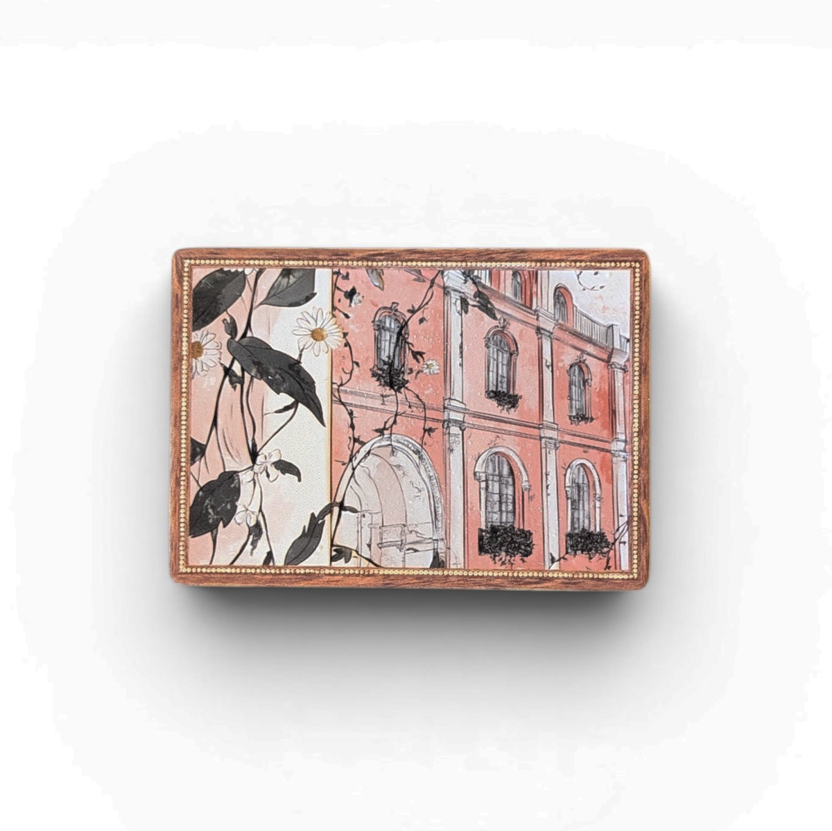 Holzmagnet für den Kühlschrank im Landhausstil, zeigt ein charmantes, altmodisches rosa Haus umgeben von blühenden Sträuchern und Bäumen, Maße 7x5 cm.