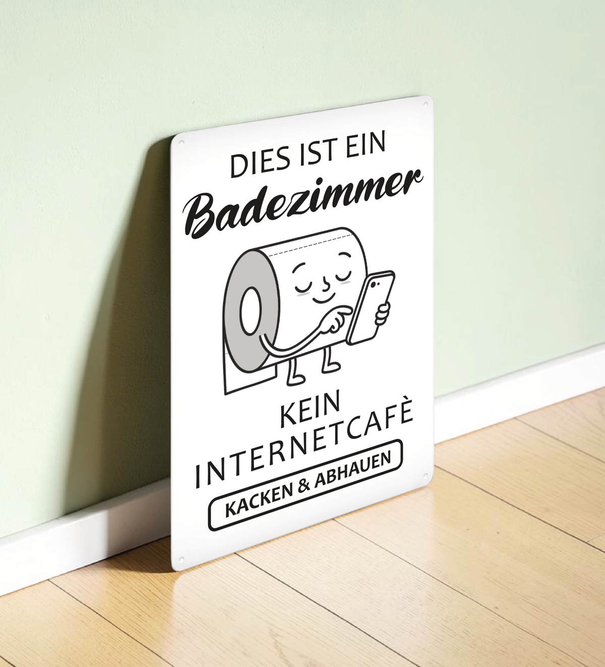 Ein rechteckiges, weißes Metallschild im Hochformat mit dem schwarzen Text „Das hier ist kein Internetcafé! Beeilt euch, macht euer Geschäft und geht wieder!“. Das Schild steht aufrecht vor einem schlichten, hellen Hintergrund.