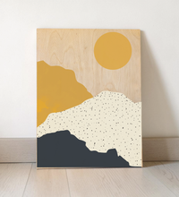 Abstrakte Illustration einer Berglandschaft mit gelber Sonne in Blau- und Gelbtönen, gedruckt auf einer natürlichen 9mm Birkensperrholzplatte im Format 30x40 cm.