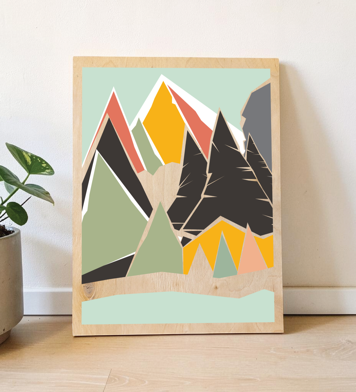 Illustration einer weiten Berglandschaft der Alpen, gedruckt auf einer 9mm dicken Birkensperrholz-Platte mit sichtbarer Holzmaserung. Format 30x40 cm, rustikaler und moderner Look.
