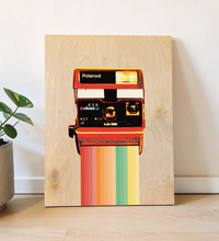 Vintage-Illustration einer klassischen Kamera im Polaroid-Stil, gedruckt auf einer hellen 9mm Birkensperrholz-Platte. Die Holzstruktur ist leicht sichtbar. Format 30x40 cm.