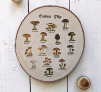 Rustikale Paulownia-Holzscheibe mit Rinde, bedruckt mit historischen Illustrationen essbarer Pilze und altdeutschen Namen im Vintage-Botanik-Stil auf hellem Holz.