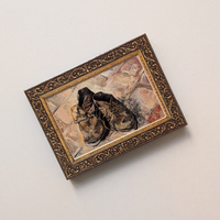 Rechteckiger Holz-Kühlschrankmagnet (8x6 cm) aus Birkensperrholz mit einem gedruckten Gemälde von Vincent van Gogh. Das Bild wird von einem spürbaren 1,6 mm 3D-Relief-Galerierahmen in Gold oder rustikalem Holz umschlossen.