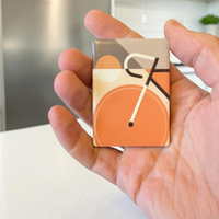 Rechteckiger Keramik-Kühlschrankmagnet im Bauhaus-Stil mit einem abstrahierten Fahrrad-Motiv. Die geometrischen Formen und Linien sind als fühlbares 0,9 mm Hochrelief ausgearbeitet, kombiniert mit Vintage-Farben und minimalistischer Typografie auf 7x5 cm.