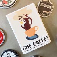 Rechteckiger Keramik-Kühlschrankmagnet mit italienischem Kaffee-Motiv „Che Caffé!“, Espressokanne in Tasse, Relief-Struktur, Vintage-Design in Beige- und Brauntönen.