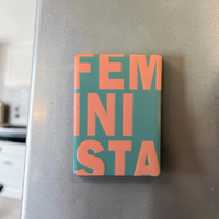 Rechteckiger Keramik-Kühlschrankmagnet mit dem Wort Feminista in Blau und Lachsfarben. Das Design ist im Format 7x5 cm mit einer deutlich sichtbaren 3D-Relief-Textur.