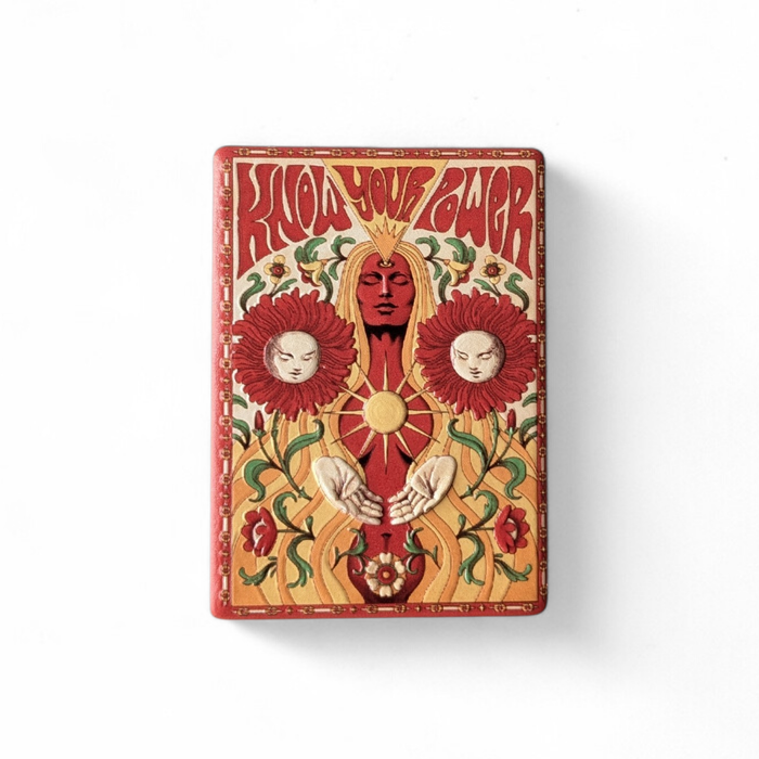 Rechteckiger Keramik-Kühlschrankmagnet im 70er Jahre Vintage-Stil mit der Aufschrift „Stay Wild“. Das Design zeigt abstrakte Blumen und eine Retro-Sonne in warmen Orange-, Gelb- und Türkistönen auf cremefarbenem Grund mit einer deutlich sichtbaren 3D-Relief-Textur.