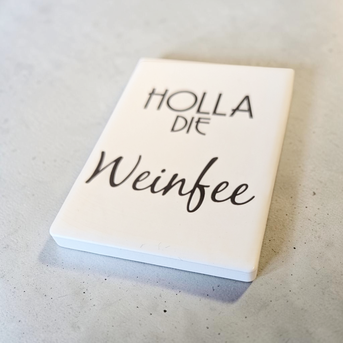 Keramik-Kühlschrankmagnet (7x5 cm) mit „Holla die Weinfee“-Spruch & 3D-Relief. Das perfekte, witzige Geschenk für Weinliebhaberinnen & die Küche!