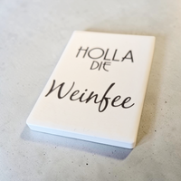 Keramik-Kühlschrankmagnet (7x5 cm) mit „Holla die Weinfee“-Spruch & 3D-Relief. Das perfekte, witzige Geschenk für Weinliebhaberinnen & die Küche!