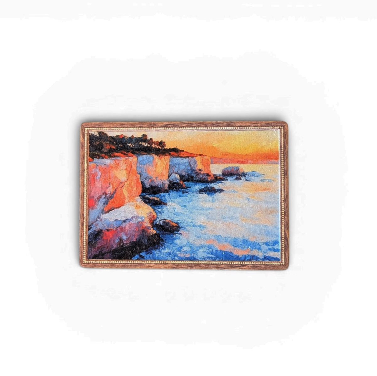 Vintage Kühlschrankmagnet aus Holz mit Küstenmotiv, zeigt helle Felsen an einem tiefblauen Meer unter sonnigem Himmel, 0,5 cm dickes Birkensperrholz.