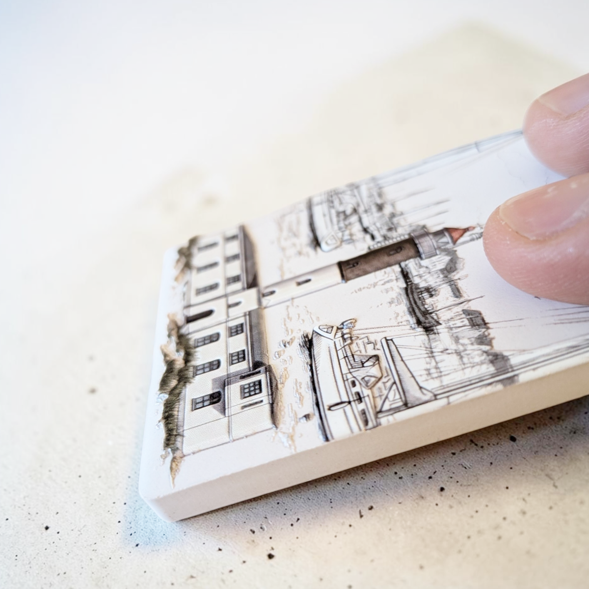 Rechteckiger Keramik-Kühlschrankmagnet (7x5 cm) mit seidenmatter Glasur. Zu sehen ist eine maritime Hafenszene der Insel Poel mit Segelbooten, Möwen und dem Timmendorfer Leuchtturm im spürbaren 3D-Relief.