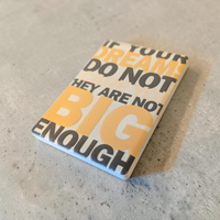 Rechteckiger Keramik-Kühlschrankmagnet (7x5 cm) mit seidenmatter Glasur. Auf hellem Grund steht der englische Spruch 'IF YOUR DREAMS DO NOT SCARE YOU THEY ARE NOT BIG ENOUGH' in dunkelgrauer und gelb-orangener Typografie im fühlbaren 3D-Relief.