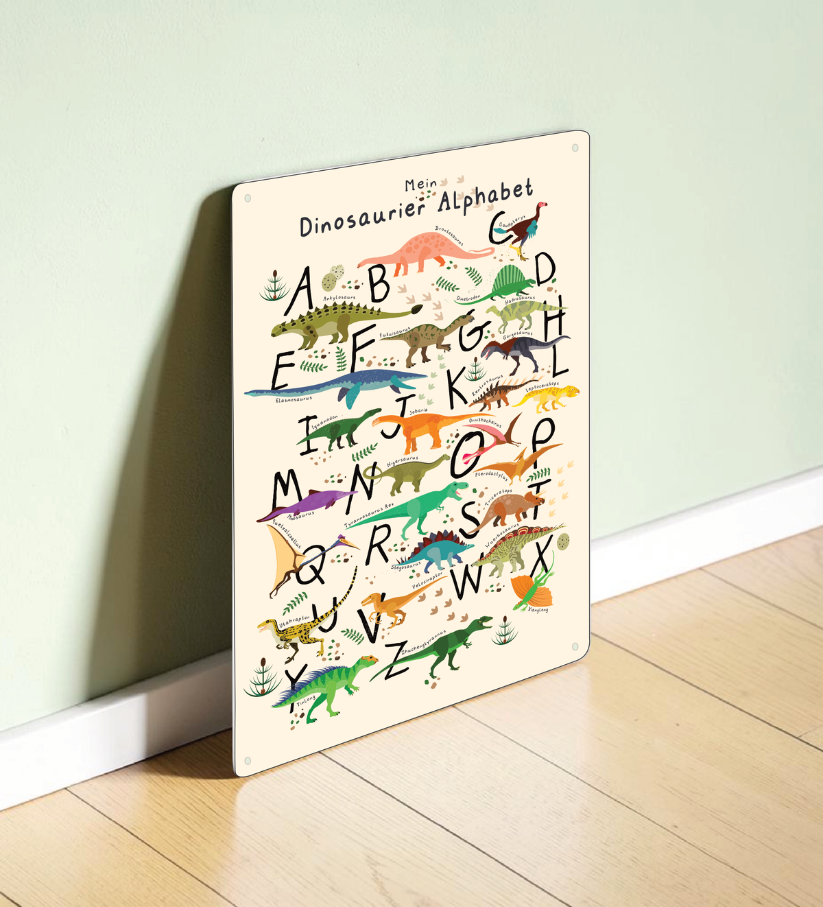 Farbenfrohes Dinosaurier ABC Poster für Kinder, dargestellt einmal als gerahmtes Papier-Poster und einmal als stabiles Metall-Blechschild mit abgerundeten Ecken und vier Bohrungen.