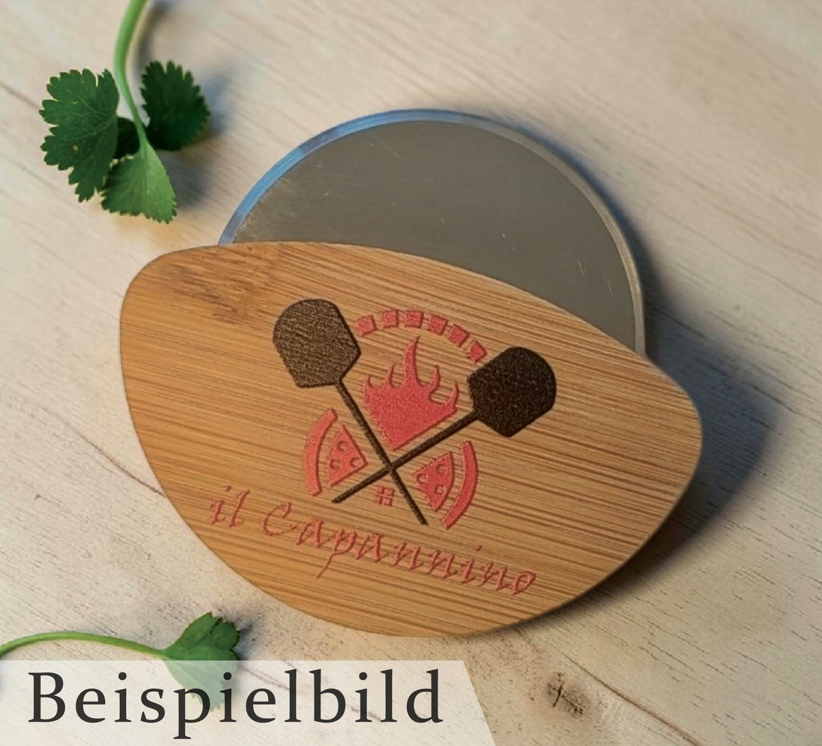 Runder Pizzaschneider mit Bambusgriff, der mittels schwarzem UV-Druck mit dem Schriftzug „Pizza“ und „Dein Logo oder individuelle Personalisierung“ bedruckt ist. Die Edelstahlklinge ist im oberen Bereich des Griffs sichtbar.