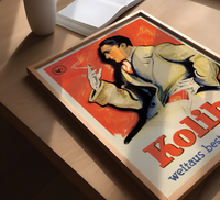 Das Poster zeigt eine Vintage-Werbung von 1930 für Kolibri-Zigaretten aus Dresden. Ein eleganter Mann raucht eine Zigarette vor rotem Hintergrund. Große orangefarbene Aufschrift „Kolibri“.