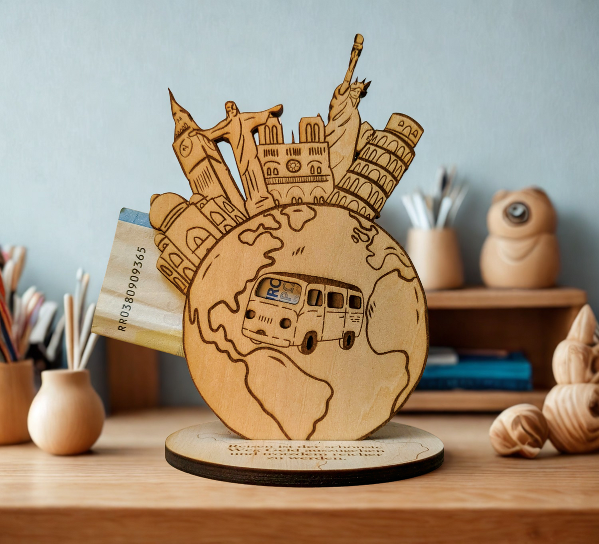Reisegutschein aus graviertem Holz mit Weltkarte & Wahrzeichen. Inkl. Geldfach & personalisierbarem Sockel.