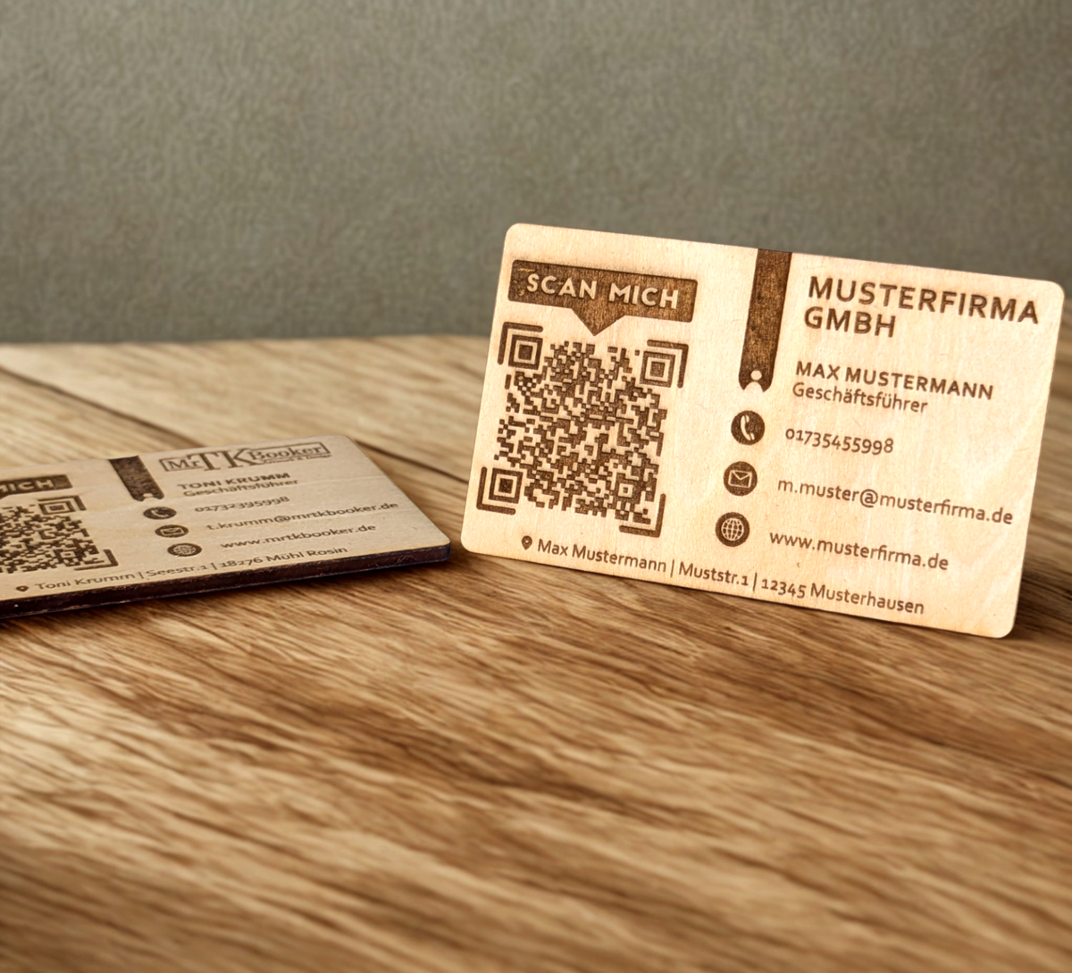 Exklusive Holzvisitenkarte (8,8 x 5,5 cm, 3 mm Stärke) – Eleganz trifft Funktionalität. Auf der linken Seite befindet sich ein individuell anpassbarer QR-Code.