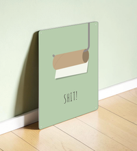 Das witzige Badezimmer-Bild aus Metall zeigt dir eine minimalistische Darstellung einer leeren Toilettenpapierrolle mit Halterung und dem Wort Shit.