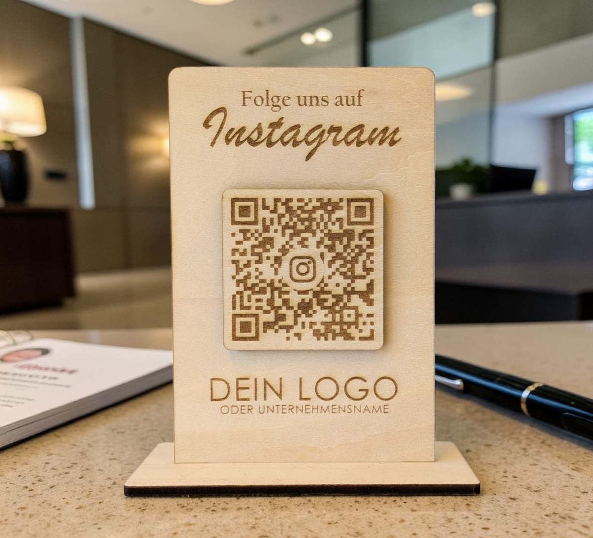 Social Media QR-Code Aufsteller aus Holz – Individuell für Instagram, TikTok, LinkedIn & mehr. Wunschtext & Logo/Firmennamen gravierbar. Hochwertige Theke-Deko inkl. Fuß. Jetzt personalisieren!