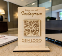 Social Media QR-Code Aufsteller aus Holz – Individuell für Instagram, TikTok, LinkedIn & mehr. Wunschtext & Logo/Firmennamen gravierbar. Hochwertige Theke-Deko inkl. Fuß. Jetzt personalisieren!