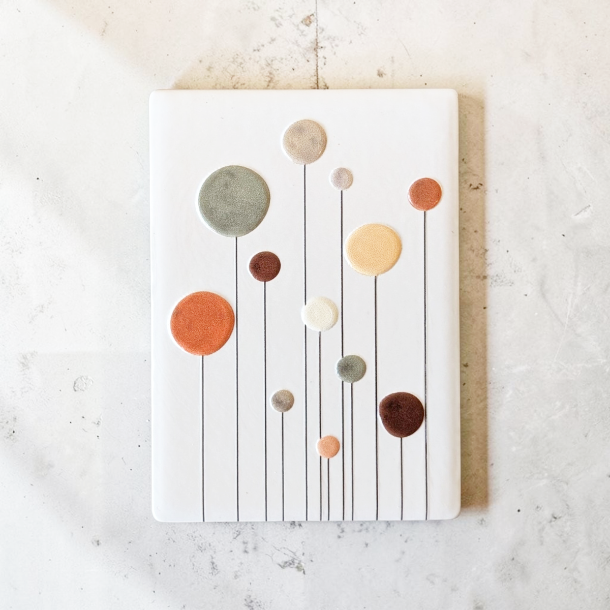 Rechteckiger, weißer Kühlschrankmagnet aus Keramik mit kunstvollen, abstrakt gezeichneten Blumen in bunten Farben wie Rosa, Orange und Blau im modernen Boho-Stil.