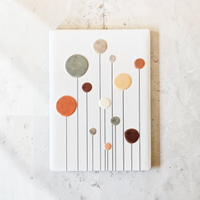 Rechteckiger, weißer Kühlschrankmagnet aus Keramik mit kunstvollen, abstrakt gezeichneten Blumen in bunten Farben wie Rosa, Orange und Blau im modernen Boho-Stil.