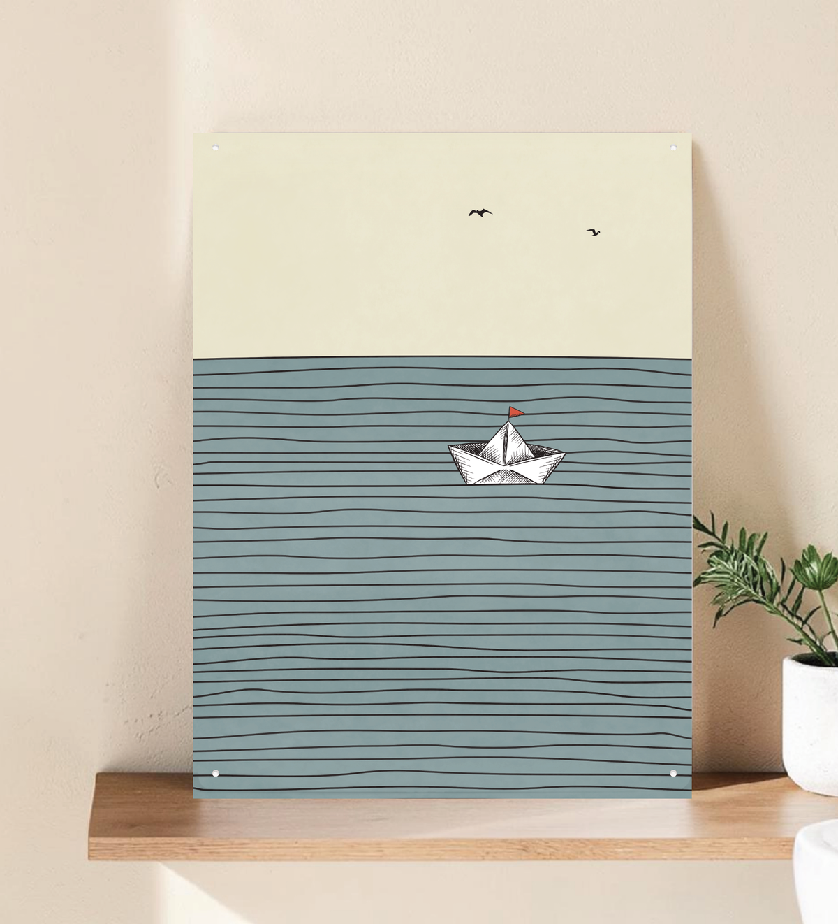 Minimalistische Illustration eines weißen Origami-Boots auf blauem, wellenförmigem Hintergrund. Erhältlich als Papierposter oder rechteckiges Metallschild mit abgerundeten Ecken.