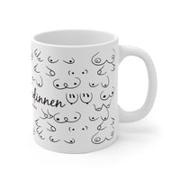 Die personalisierbare Tasse für deine beste Freundin zeigt unterschiedliche Formen von Brüsten und das Wort Busenfreundinnen.