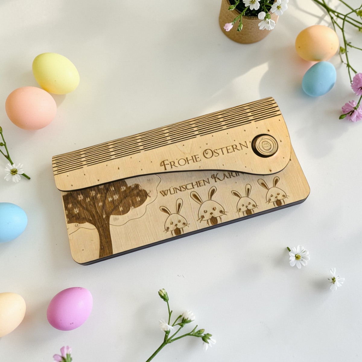Diese liebevoll gestaltete Holzkarte zur Ostern ist ein ganz besonderes Highlight für als Geldgeschenk zu Ostern.