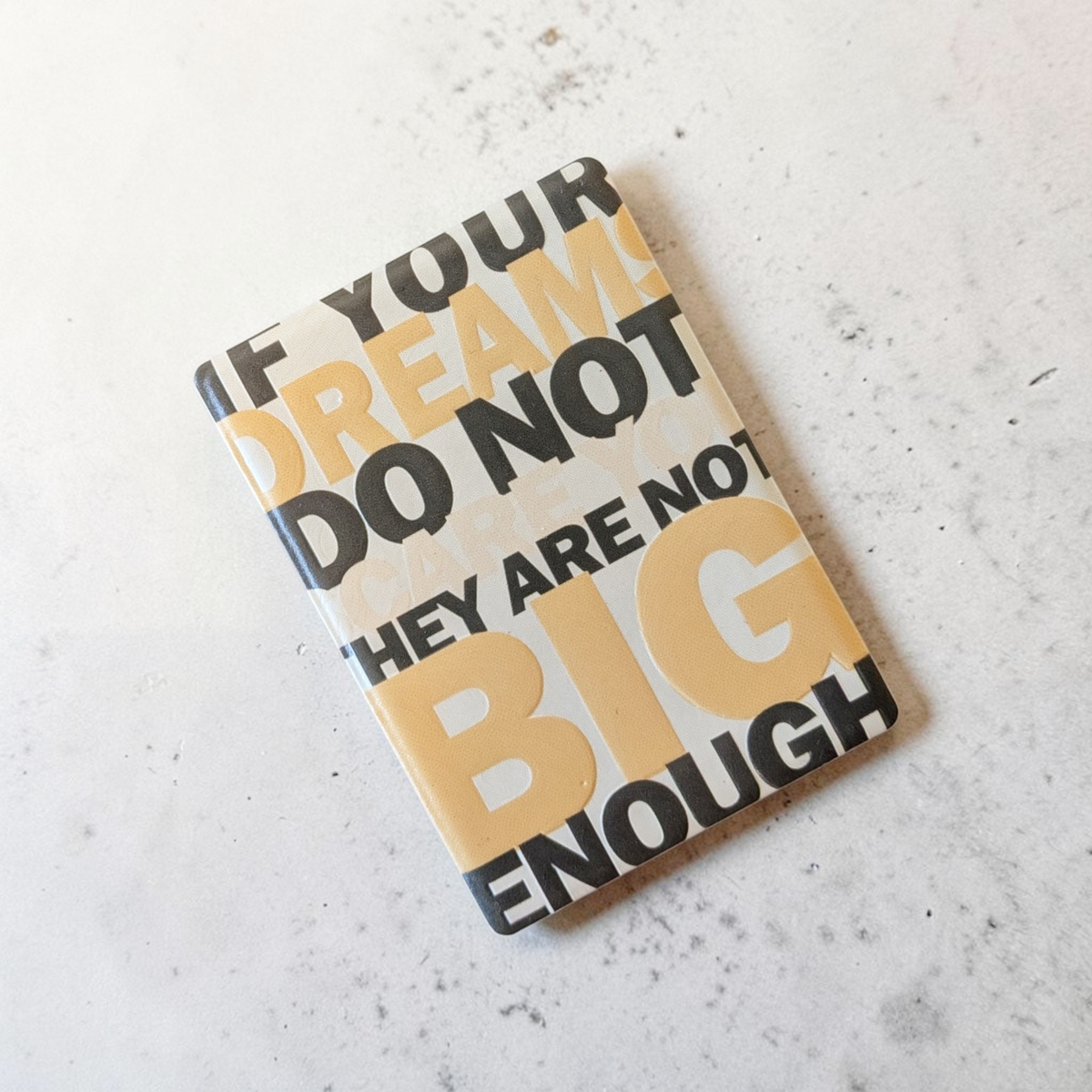 Rechteckiger Keramik-Kühlschrankmagnet (7x5 cm) mit seidenmatter Glasur. Auf hellem Grund steht der englische Spruch 'IF YOUR DREAMS DO NOT SCARE YOU THEY ARE NOT BIG ENOUGH' in dunkelgrauer und gelb-orangener Typografie im fühlbaren 3D-Relief.
